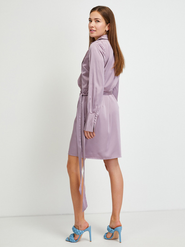 Guess Svetlofialové dámske lesklé zavinovacie šaty Guess