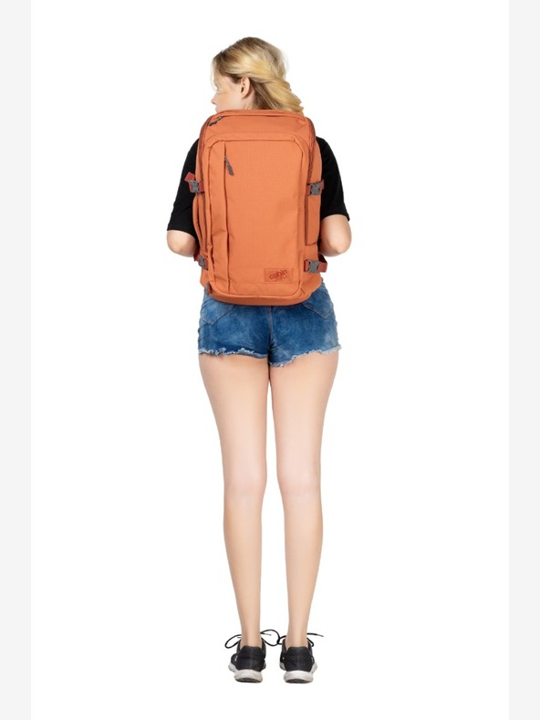 CabinZero Oranžový unisex batoh CabinZero Adventure Sahara Sand (32L)