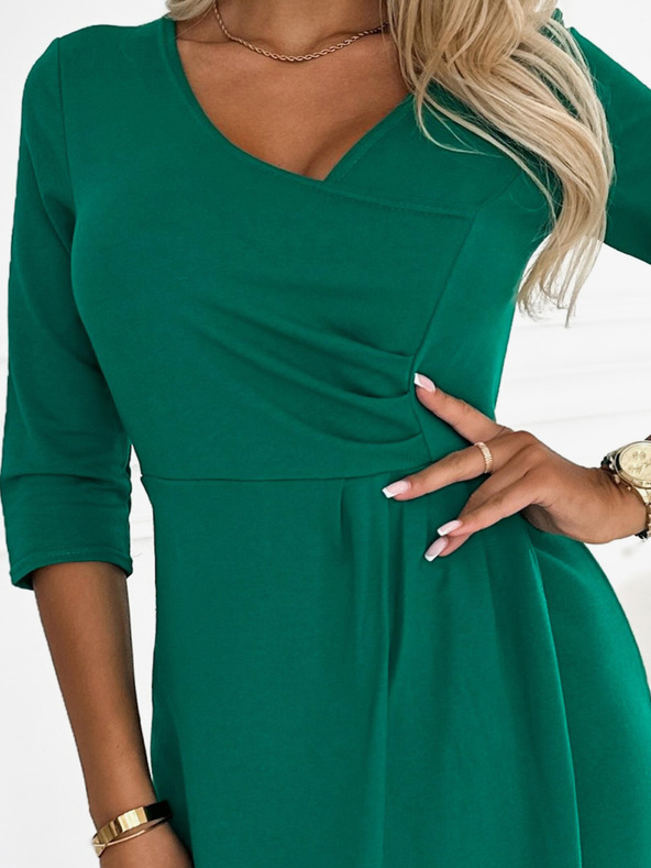 numoco Šaty s volánom a výstrihom - zelené Numoco IRIS