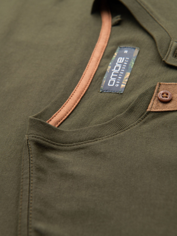 Ombre Clothing Pánske tričko s výstrihom na gombíky a semišovým lemom - tmavo olivové