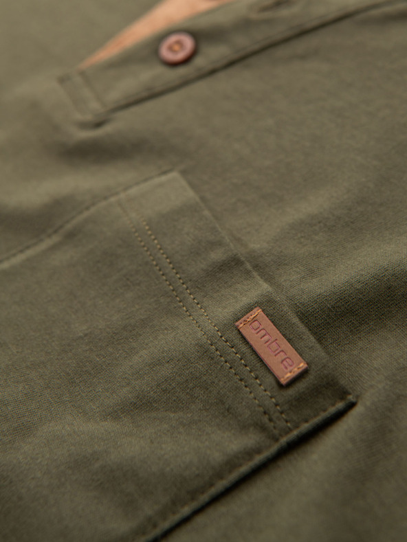 Ombre Clothing Pánske tričko s výstrihom na gombíky a semišovým lemom - tmavo olivové