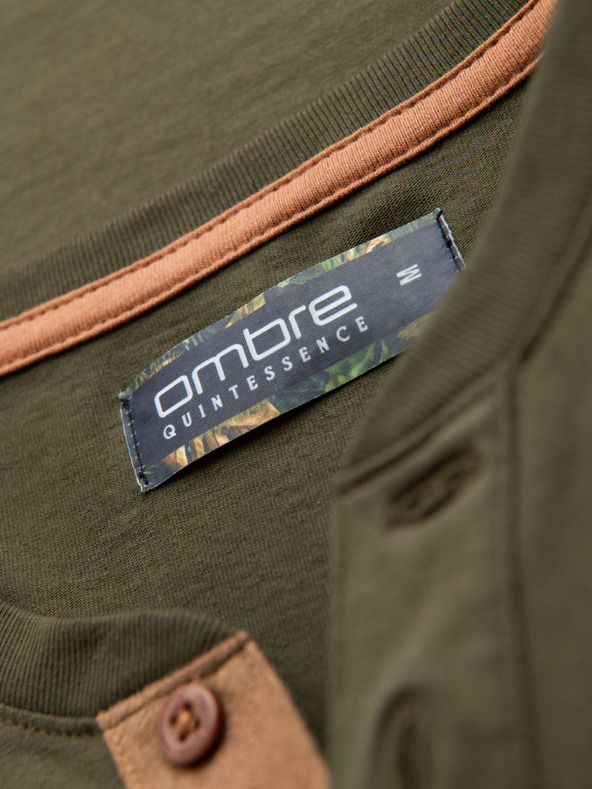 Ombre Clothing Pánske tričko s výstrihom na gombíky a semišovým lemom - tmavo olivové