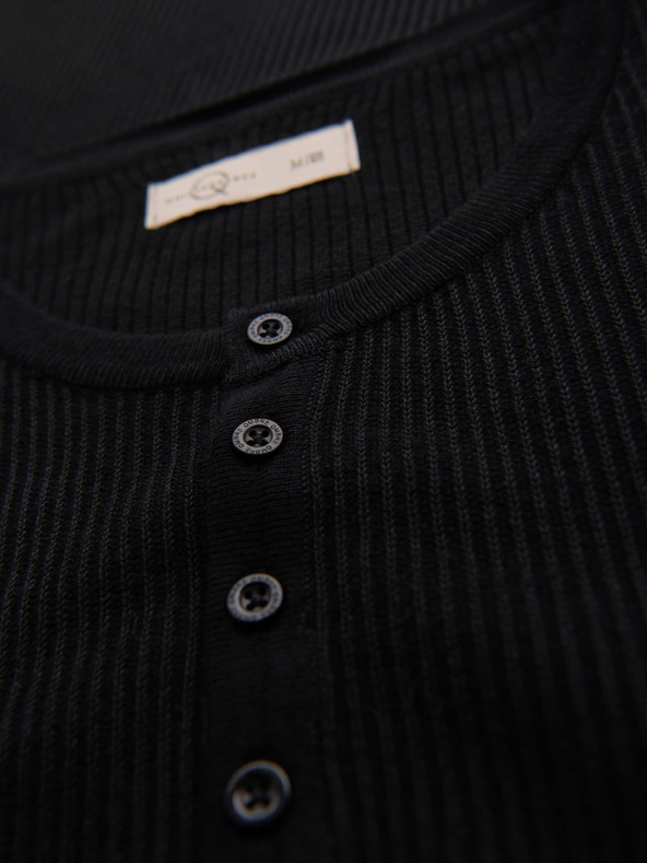 Ombre Clothing Pánske pletené tričko s gombíkmi pri výstrihu - čierne