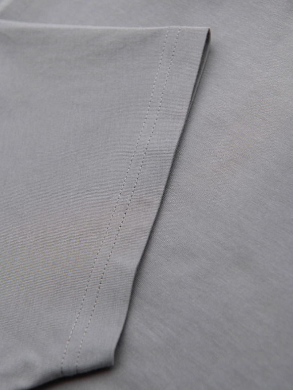 Ombre Clothing Pánske tričko s gombíkovým výstrihom a semišovým lemom - sivé
