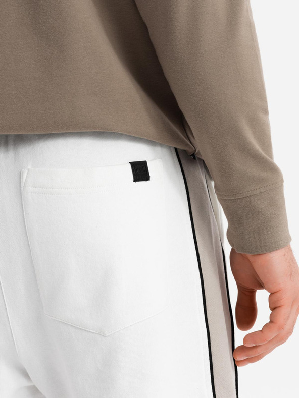 Ombre Clothing Pánske krátke teplákovové kraťasy so širokými pruhmi - biele