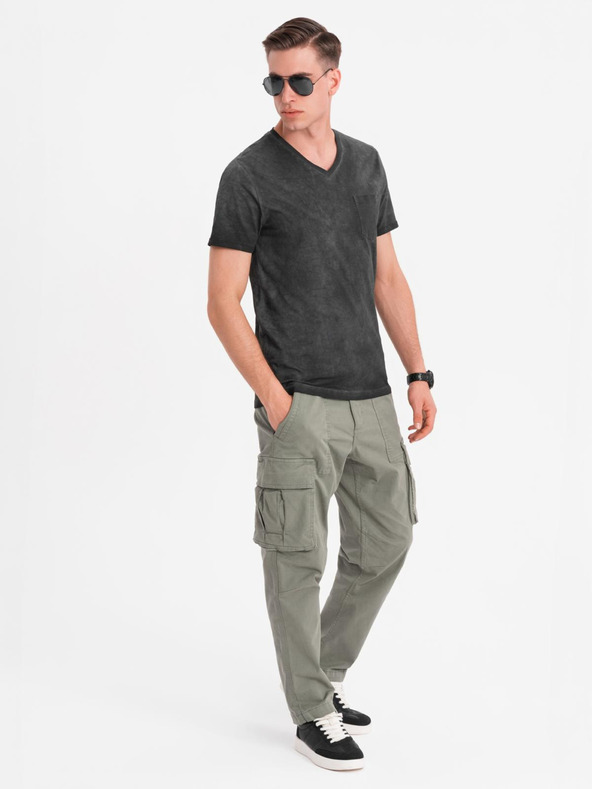 Ombre Clothing Pánske bavlnené tričko s výstrihom do V a praným efektom - čierne