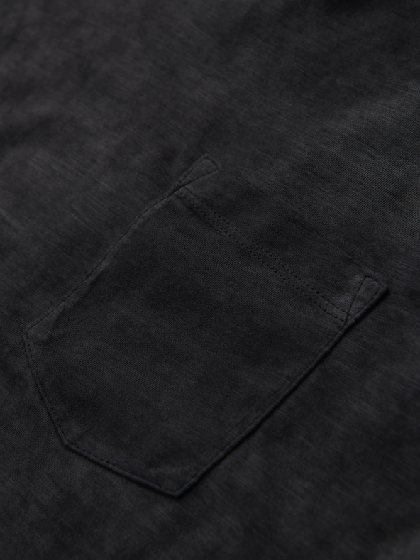 Ombre Clothing Pánske bavlnené tričko s výstrihom do V a praným efektom - čierne