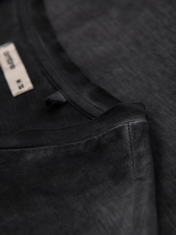 Ombre Clothing Pánske bavlnené tričko s výstrihom do V a praným efektom - čierne