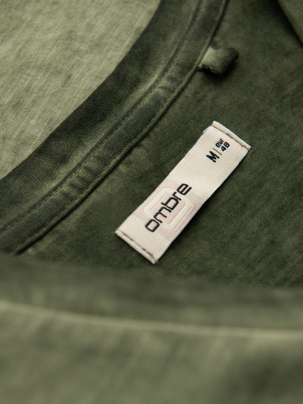 Ombre Clothing Pánske bavlnené tričko so výstrihom do V a praným efektom - olivové