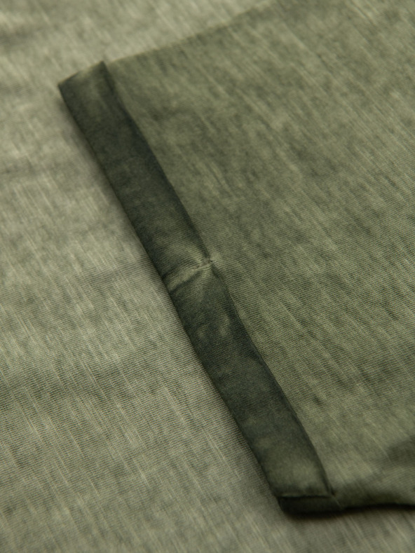 Ombre Clothing Pánske bavlnené tričko so výstrihom do V a praným efektom - olivové