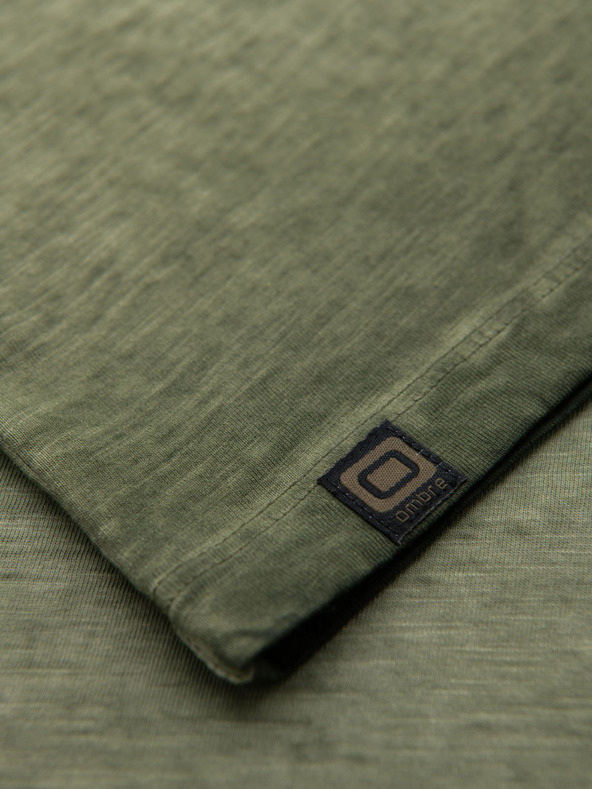 Ombre Clothing Pánske bavlnené tričko so výstrihom do V a praným efektom - olivové