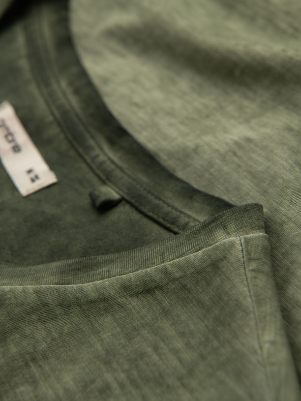 Ombre Clothing Pánske bavlnené tričko so výstrihom do V a praným efektom - olivové