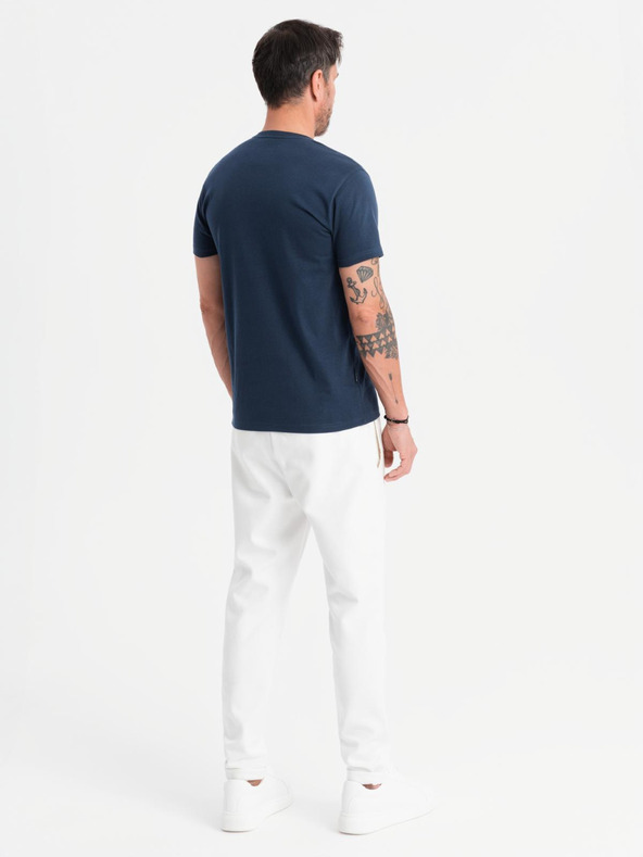 Ombre Clothing Pánske klasické bavlnené tričko BASIC so výstrihom do V - tmavo modré