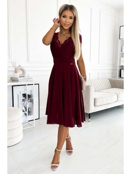 numoco Šifónové šaty s čipkovým výstrihom - bordové Numoco LINDA