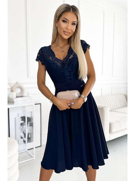 numoco Šifónové šaty s čipkovým výstrihom - tmavomodré Numoco LINDA