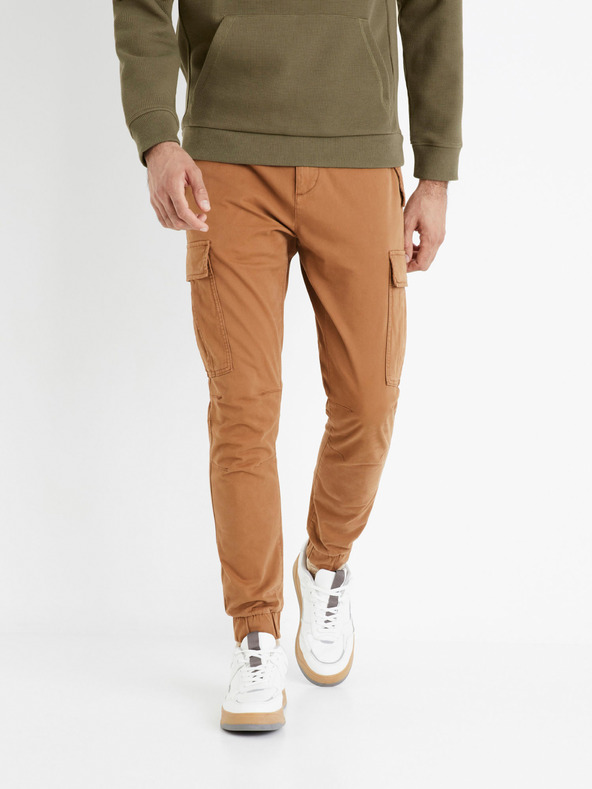 Celio Hnedé pánske nohavice s vreckami Celio Cobattle1