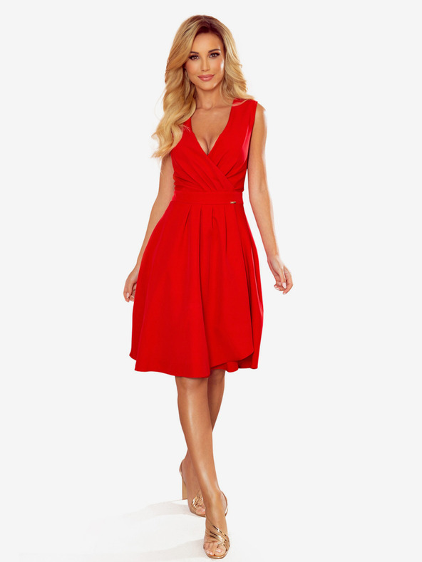 numoco ELLENA - Elegantné šaty s výstrihom a volánom - červené Numoco