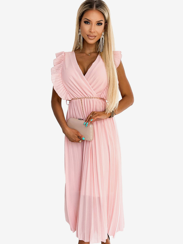 numoco GIORGIA Plisované šaty s volánmi, srdiečkovým výstrihom a zlatou retiazkou - broskyňové Numoco