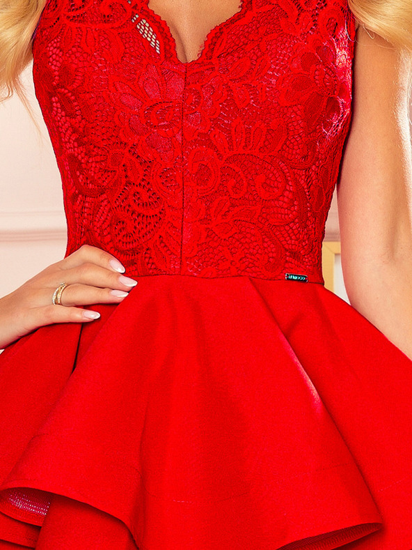 numoco Exkluzívne šaty s čipkovým výstrihom - červené Numoco