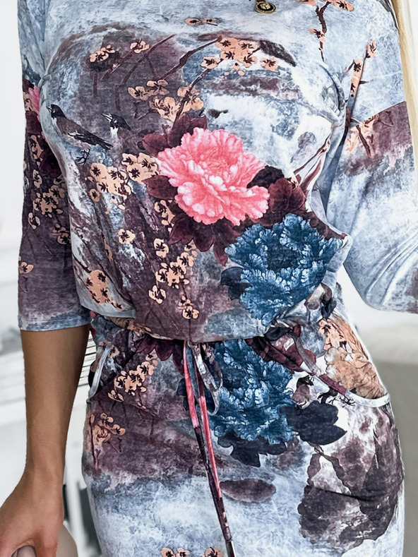 numoco Športové šaty - kvety na kamennom pozadí Numoco