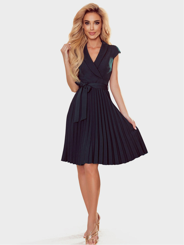 numoco Plisované šaty s ceruzkovým výstrihom - zelené Numoco WENDY