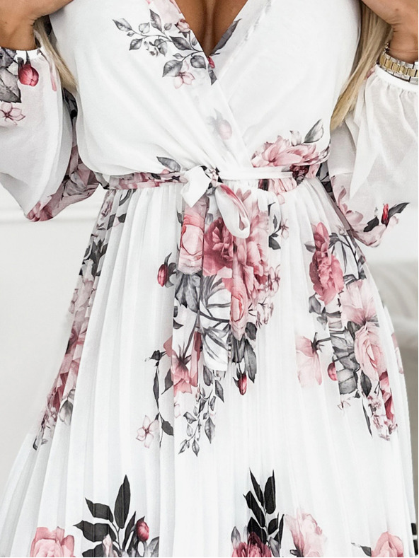 numoco Plisované šaty s výstrihom, dlhými rukávmi a opaskom - biele s ružami Numoco YSABELv