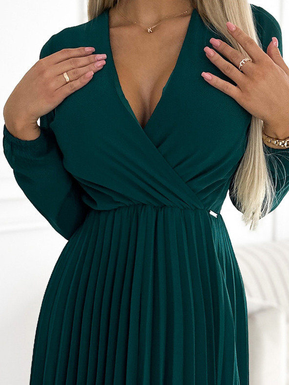 numoco Plisované šifónové šaty s výstrihom - zelené Numoco ISABELLE