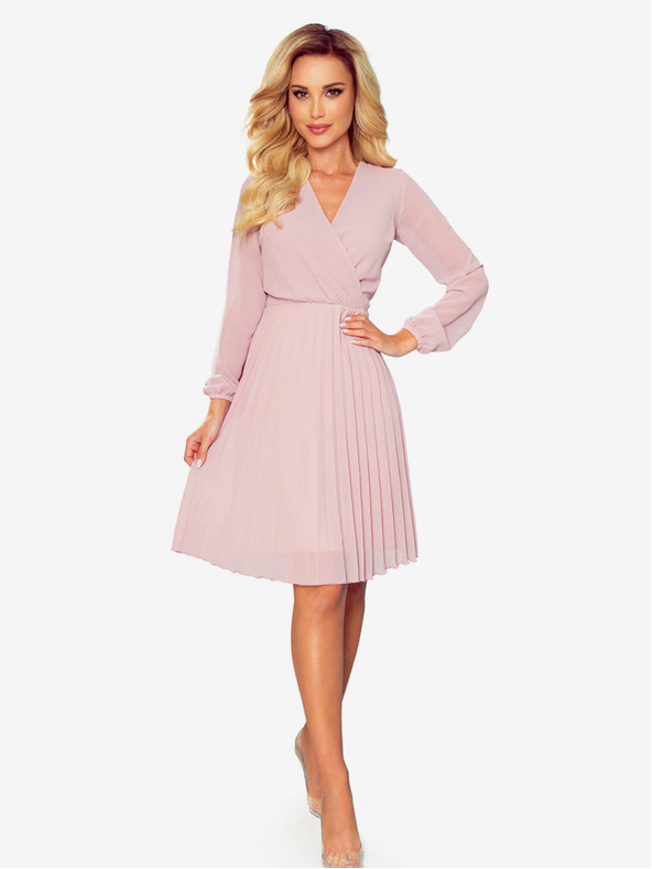 numoco Plisované šaty s výstrihom a dlhými rukávmi - púdrovo ružové Numoco ISABELLE