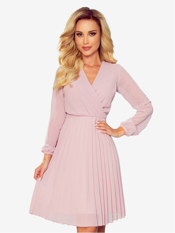 numoco Plisované šaty s výstrihom a dlhými rukávmi - púdrovo ružové Numoco ISABELLE