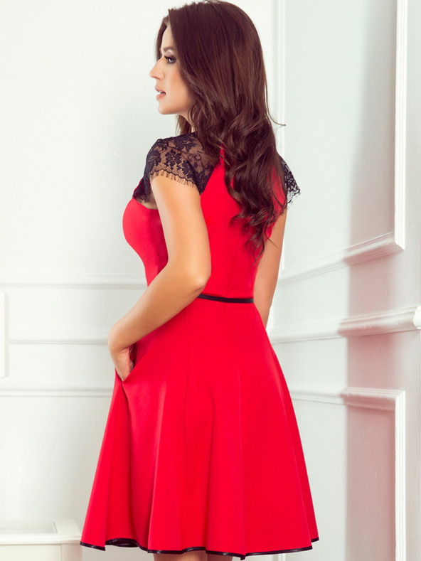 numoco Šaty s čipkovanými vsadkami - červené Numoco SLVIA