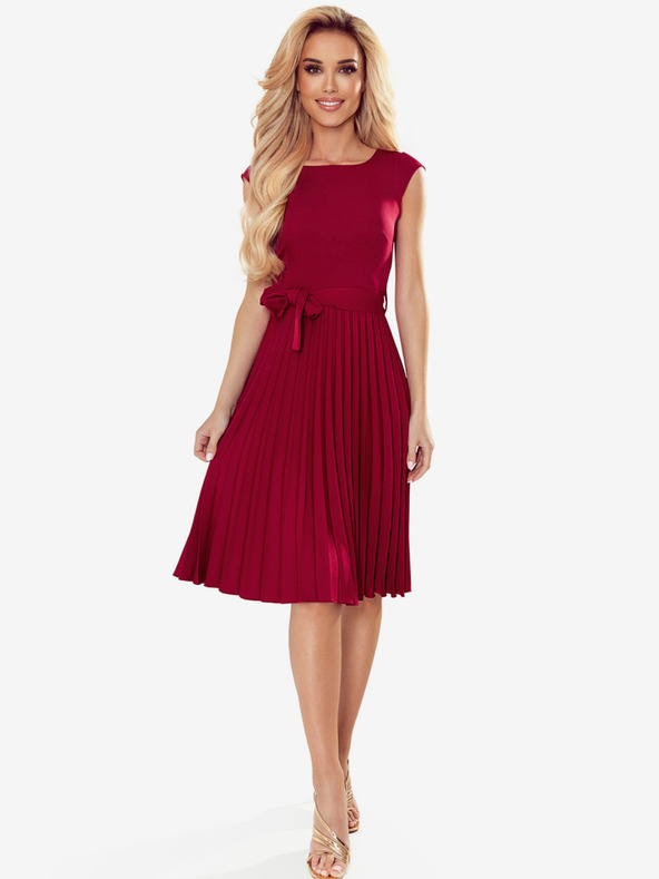 numoco Plisované šaty s krátkym rukávom - bordové Numoco LILA