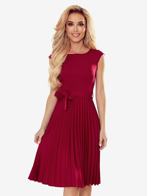 numoco Plisované šaty s krátkym rukávom - bordové Numoco LILA