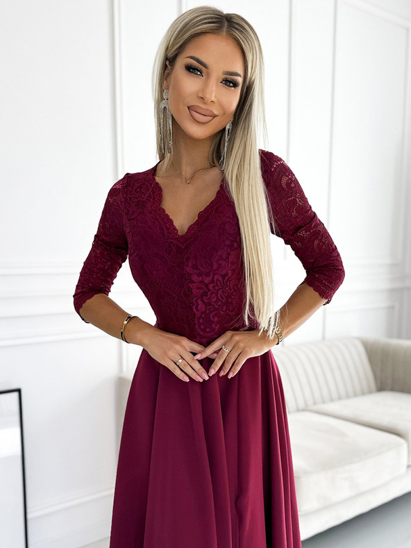 numoco Elegantné dlhé maxi šaty s čipkovým výstrihom - bordové Numoco AMBER