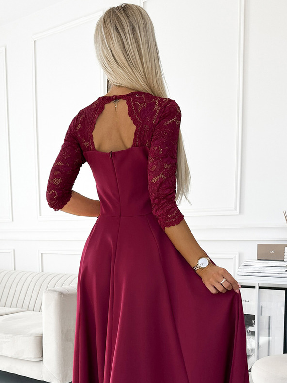 numoco Elegantné dlhé maxi šaty s čipkovým výstrihom - bordové Numoco AMBER