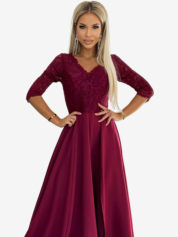 numoco Elegantné dlhé maxi šaty s čipkovým výstrihom - bordové Numoco AMBER