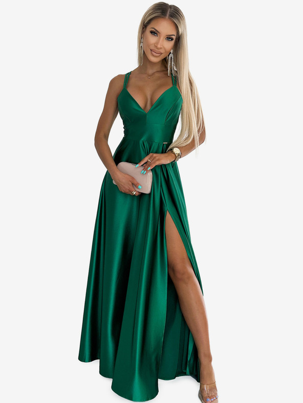numoco Elegantné dlhé saténové šaty s priečnym výstrihom a ramienkami - zelené Numoco LUNA