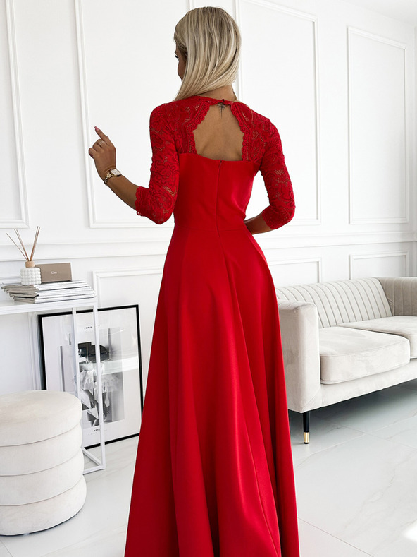 numoco Elegantné čipkované dlhé šaty s výstrihom a rozparkom na nohách - červené Numoco AMBER