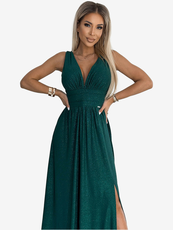 numoco Dlhé brokátové šaty s výstrihom a prešívaním v páse - zelené Numoco SUSANv