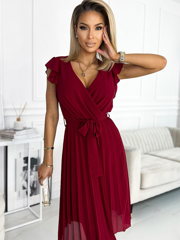 numoco Plisované šaty s výstrihom a volánmi - bordové Numoco POLINA