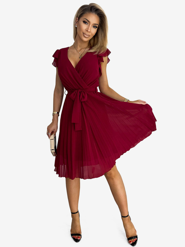 numoco Plisované šaty s výstrihom a volánmi - bordové Numoco POLINA