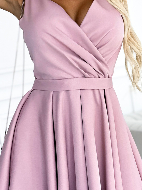 numoco Šaty s dlhším zadným dielom, výstrihom a opaskom - špinavoružové Numoco MAYA