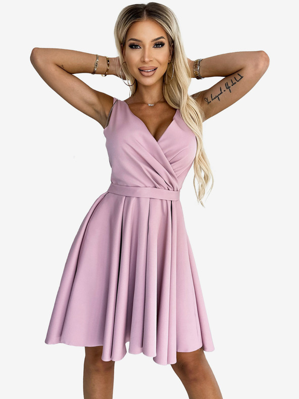 numoco Šaty s dlhším zadným dielom, výstrihom a opaskom - špinavoružové Numoco MAYA