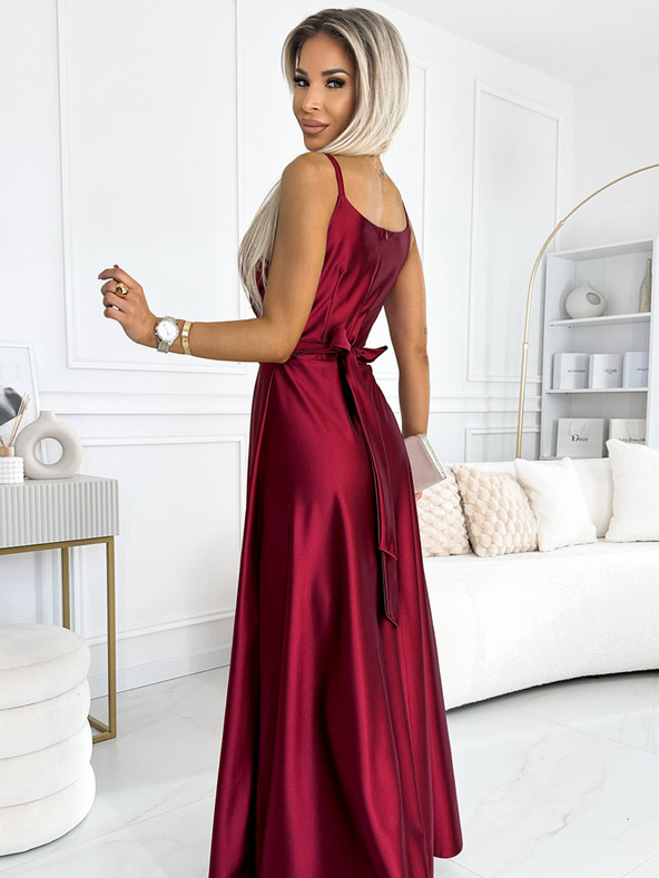 numoco Elegantné dlhé saténové šaty s výstrihom a rozparkom na nohách - bordové Numoco JULIET