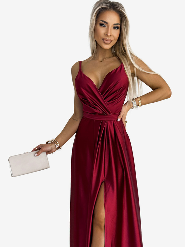 numoco Elegantné dlhé saténové šaty s výstrihom a rozparkom na nohách - bordové Numoco JULIET