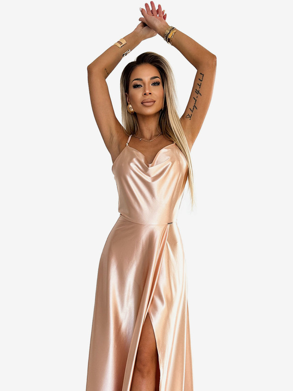 numoco Saténové dlhé šaty s exkluzívnym výstrihom na chrbte - zlaté Numoco PERLA