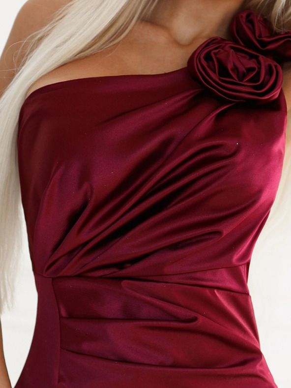 numoco Dlhé saténové šaty na jedno rameno s ružami - bordové Numoco AURORA