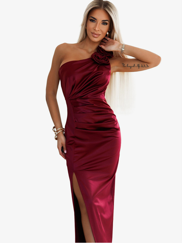 numoco Dlhé saténové šaty na jedno rameno s ružami - bordové Numoco AURORA