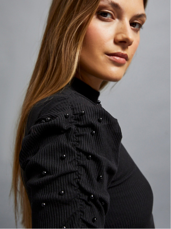 Moodo Čierna dámska rebrovaná blúzka s puzdrovými rukávmi a rolákom Moodo