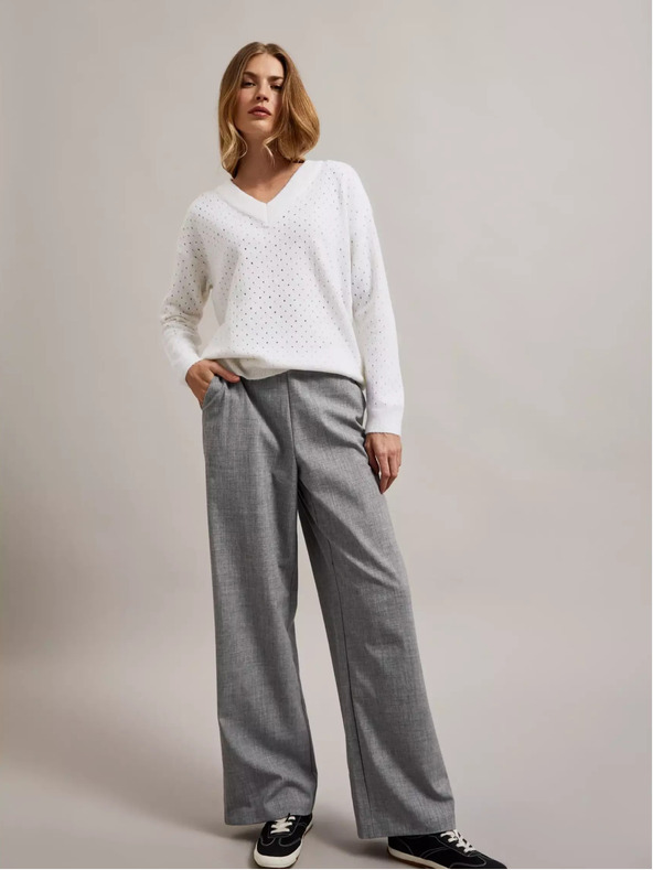 Moodo Biely ažurový sveter s výstrihom do V Moodo