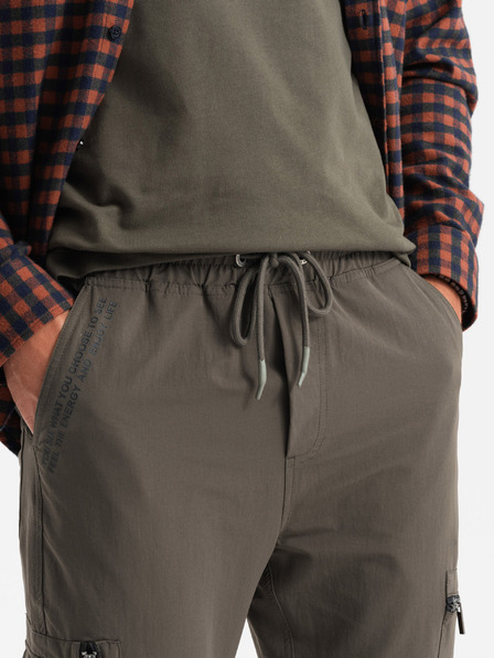Ombre Clothing Pánske bežecké nohavice s vreckami a potlačou tmavo olivovo zelená Oblečenie Ombre